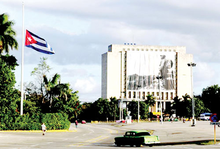 Bức ảnh lớn của lãnh tụ Fidel castro treo tại Quảng trường La Habana, Cuba ngày 27-11.